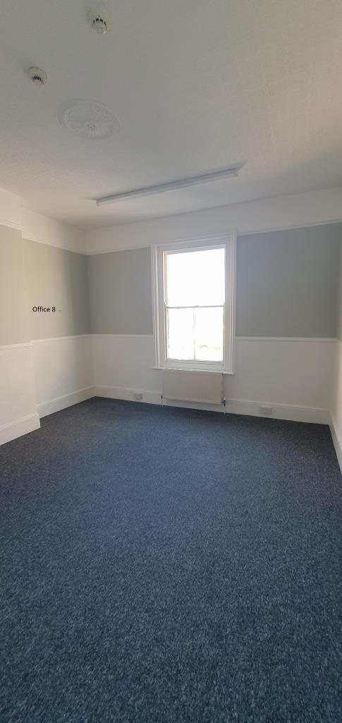 Lot: 75 - OFFICES WITH FLAT BELOW - Office 8